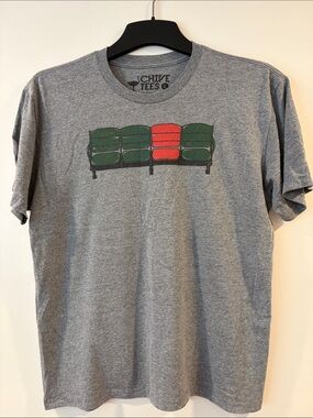 CHIVE Tees Men’s Gray Short-Sleeve Tee with Green and Red Bench Graphic